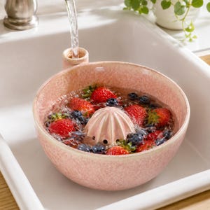 Ciotola per frutti di bosco girevole in ceramica fatta a mano, ciotola rotante per il risciacquo di frutta e verdura, pulitore per frutta a flusso d'acqua, regalo per l'inaugurazione della casa
