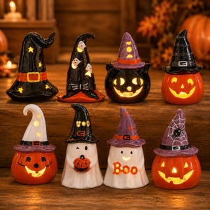Peut inclure: Un ensemble de huit figurines d'Halloween en céramique représentant des citrouilles, des fantômes et des chats portant des chapeaux illuminés. Les pièces noires, orange, blanches et violettes présentent des découpes lumineuses aux motifs saisonniers.
