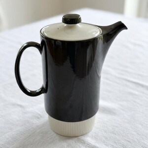Caffettiera compatta Poole Pottery nei colori antracite e bianco.