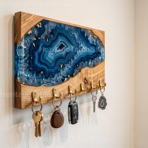 Schlüsselhalter aus blauem Geodenharz | Wandorganizer aus Holz, goldene Haken