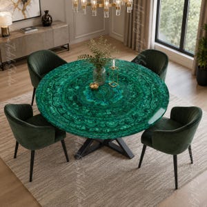 Puede incluir: Una mesa de comedor redonda con un tablero de patrón de malaquita verde vibrante con bandas concéntricas en espiral, apoyada sobre una base de metal negro en forma de X. Cuatro sillas tapizadas en terciopelo verde oscuro rodean la mesa.