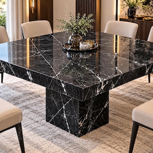 Op de afbeelding: Een vierkante eettafel met een gepolijst zwart marmeren blad met witte aders en een bijpassende voet, omringd door zes gestoffeerde stoelen met lichtbeige bekleding en donkerhouten poten in een formele eetkameropstelling.