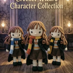 Peut inclure: Trois poupées en crochet aux cheveux bruns, portant des manteaux sombres, des jupes marron et des écharpes rayées bleues, rouges et jaunes. Le texte Crochet Wizard Character Collection est affiché au-dessus des poupées sur un sol en bois.