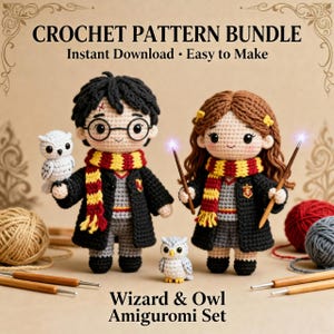 Puede incluir: Un conjunto de patrones de ganchillo con dos muñecos amigurumi de pelo de lana negro y marrón, vestidos con túnicas negras, jerséis grises y bufandas a rayas rojas y amarillas. Se incluyen dos pequeños búhos blancos y ganchillos de madera.