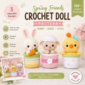Puede incluir: Un patrón de ganchillo en PDF digital para tres muñecos: un conejo blanco con una zanahoria en una cesta a rayas, una oveja beige en una cesta rosa y un pollito amarillo en una cesta blanca con puntos de colores. El texto dice Spring Friends CROCHET DOLL PATTERN.