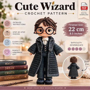 Könnte beinhalten: Eine Häkelanleitung für eine Puppe mit dem Titel Cute Wizard. Die Puppe hat braune Haare, eine runde schwarze Brille und trägt einen dunkelgrauen Mantel über einem Anzug. Die Anleitung enthält detaillierte Schritte und eine Größe von 22 cm.