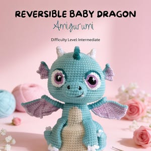 Peut inclure: Un modèle de crochet pour un Reversible Baby Dragon Amigurumi, de niveau intermédiaire utilisant les termes de crochet américains. L'image présente un jouet dragon crocheté bleu sarcelle et crème avec des ailes violettes et de grands yeux.