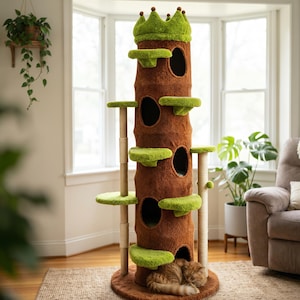 Pode incluir: Uma árvore para gatos alta em forma de tronco, com tecido castanho texturizado, apresentando várias plataformas verde-brilhante, diversas aberturas circulares e um topo em forma de coroa verde. Um gato ruivo está enrolado na base.