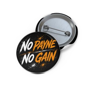 Puede incluir: Una chapa redonda con alfiler, con fondo negro y salpicaduras de pintura blanca y naranja. El texto NO PAYNE NO GAIN está impreso en una fuente audaz y estilizada en el centro, con un mecanismo de alfiler metálico visible en la parte trasera.