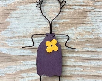 Upcycled Family Stick Figure Gerecycled Metal Art - Dochter Meisje... Paars met gele bloem