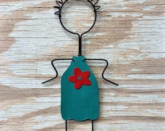 Upcycled Family Stick Figure Gerecycled Metal Art - Dochter Meisje... Aqua met Rode Bloem