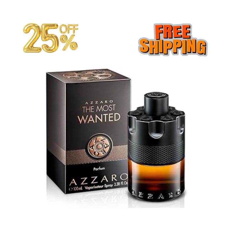 Op de afbeelding: Een 100 ml flesje Azzaro The Most Wanted Parfum met een zwarte cilindrische dop in de vorm van een revolvercilinder en een donker amberkleurige glazen basis. De bijpassende rechthoekige doos bevat de tekst Azzaro The Most Wanted en 100 ml.
