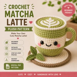 Può includere: Un modello digitale all'uncinetto in PDF per un peluche matcha latte, con il testo CROCHET MATCHA LATTE PLUSH PATTERN. L'immagine mostra una tazza all'uncinetto con un design a righe verdi e crema, una guarnizione a foglia e un viso sorridente.