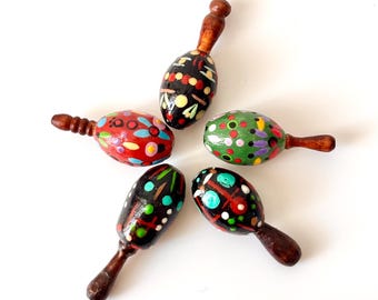 Set di 2 maracas in miniatura, maracas in legno dipinte a mano, accessori per casa delle bambole realizzati artigianalmente in scala 1:12, con suono di sonaglio realistico.
