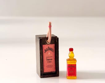 Bottiglia in miniatura di Jack Daniel's "Tennessee Fire" in una scatola di legno realizzata a mano.