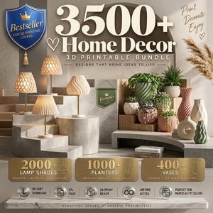 以下が含まれることがあります： 3Dプリント可能なホームデコレーションバンドルのデジタルプロモーション画像。テキスト「3500+ Home Decor 3D Printable Bundle」が含まれています。画像には、ニュートラルカラーの3Dプリントされたランプ、プランター、花瓶が複数写っており、2000以上のランプシェード、1000以上のプランター、400以上の花瓶というラベルが表示されています。