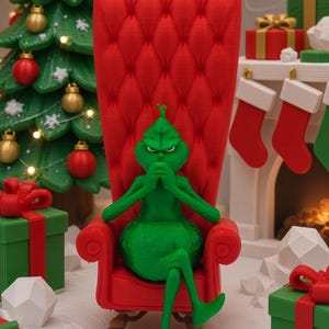 Könnte beinhalten: Eine grüne Grinch-Figur mit spitzem Kopf und übereinandergeschlagenen Beinen sitzt auf einem hohen, roten Stuhl mit gepolsterter Rückenlehne. Die Figur hat einen strengen Gesichtsausdruck, die Hände am Kinn, in einer weihnachtlichen Umgebung.