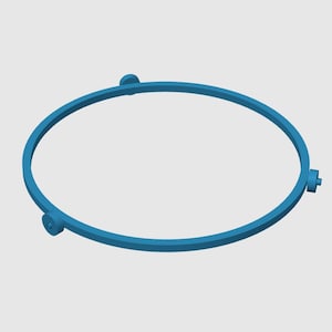 Può includere: Un anello circolare blu caratterizzato da tre piccole sporgenze cilindriche equidistanti che si estendono verso l'esterno dal bordo. L'oggetto presenta una finitura opaca liscia e uno spessore costante lungo l'intera struttura arrotondata.