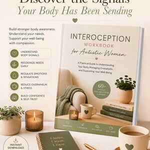 Può includere: Un quaderno di esercizi intitolato Interoception Workbook for Autistic Women con una copertina beige morbida, che mostra una pila di libri, una piccola pianta in vaso e una tazza. Il testo include "60+ pages of tools, reflections & support" e "A practical guide to understanding your body, managing overwhelm, and supporting your well-being." Un taccuino a spirale con il testo "I listen. I learn. I care." si trova nelle vicinanze.