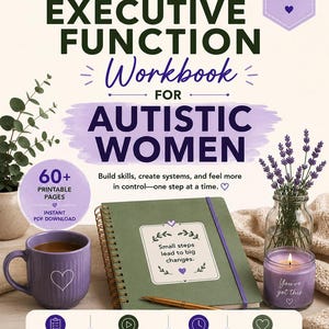 Pode incluir: Um caderno de espiral intitulado Executive Function Workbook for Autistic Women com capa verde, elástico roxo e uma etiqueta com a frase Small steps lead to big changes. Inclui uma caneca roxa, uma vela de lavanda e texto.
