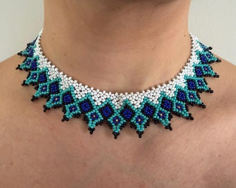 Perlenhalsketten, authentische Handarbeit, Amazonas-Zeremonialschmuck, Ashaninka- und Noke Koi-Kunsthandwerker - Brasilien