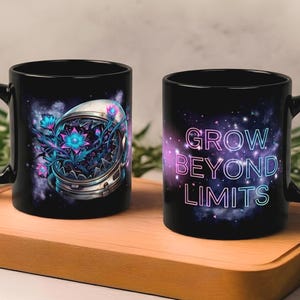 Op de afbeelding: Twee zwarte keramische mokken met een ruimte-thema. Eén mok toont een astronautenhelm gevuld met gloeiende blauwe en paarse bloemen. De andere mok bevat de tekst GROW BEYOND LIMITS in een neon-gradiënt lettertype tegen een nevelachtergrond.