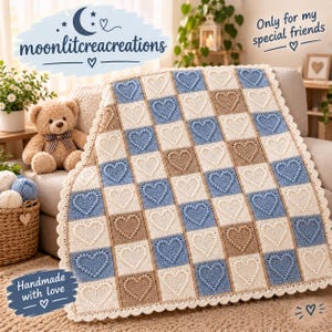 Può includere: Una coperta all'uncinetto con un motivo a scacchi composto da quadrati azzurri, beige e color crema. Ogni quadrato presenta un motivo a cuore in rilievo. La coperta ha un bordo smerlato e include il testo moonlitcreacreations, Only for my special friends, e Handmade with love.