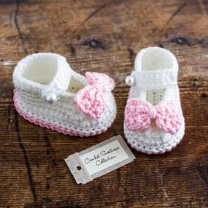 Easy Crochet Baby Booties Pattern | Mary Jane Shoes With Bow (PDF Pattern)