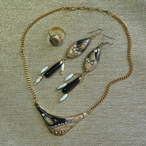 Conjunto de joyería vintage de los años 80, 4 piezas: collar, pendientes, anillo, diseño modernista Memphis, hecho a mano, arcilla polimérica Fimo, NOS (New Old Stock), sin usar.