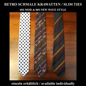 Peut inclure: Trois cravates fines aux motifs distincts : une cravate blanche à pois noirs, une cravate à carreaux multicolores rouge, vert et jaune, et une cravate marron foncé à rayures diagonales. Le texte indique : RETRO SCHMALE KRAWATTEN / SLIM TIES 60S MOD & 80S NEW WAVE STYLE.