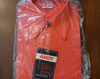 Camisa infantil vintage de los años 70, sin usar, en su embalaje original • ANDY Lido Boy, naranja/rojo, no necesita planchado • Artículo nuevo de los años setenta, cuello grande puntiagudo • Talla 128 (7-8 años)