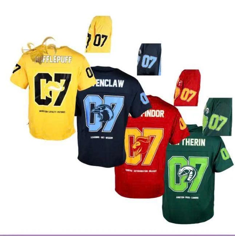 Op de afbeelding: Een collectie van vier shirts met korte mouwen in geel, marineblauw, rood en donkergroen. Elk shirt is voorzien van een huisnaam, het nummer 07, een mascotte-afbeelding en beschrijvende tekst. Mouwdetails tonen het nummer 07 in bijpassende kleuren.