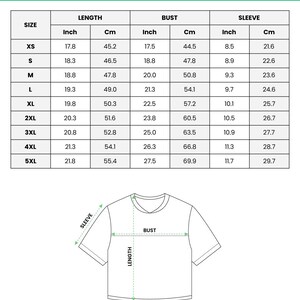 Op de afbeelding: Een maattabel voor een all-over print crewneck hybrid mesh croptop football jersey. De tabel bevat lengte-, borst- en mouwmaten in inches en centimeters voor de maten XS tot en met 5XL, inclusief een lijntekening van het shirt.