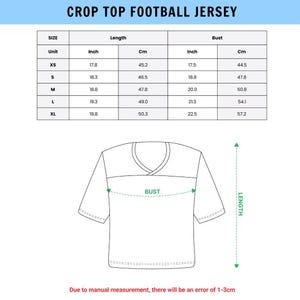 Op de afbeelding: Een maattabel voor een crop top football jersey met een tabel voor lengte en borstomvang in inches en centimeters voor de maten XS tot XL, inclusief een lijntekening van het shirt met pijlen die de meetpunten aangeven.