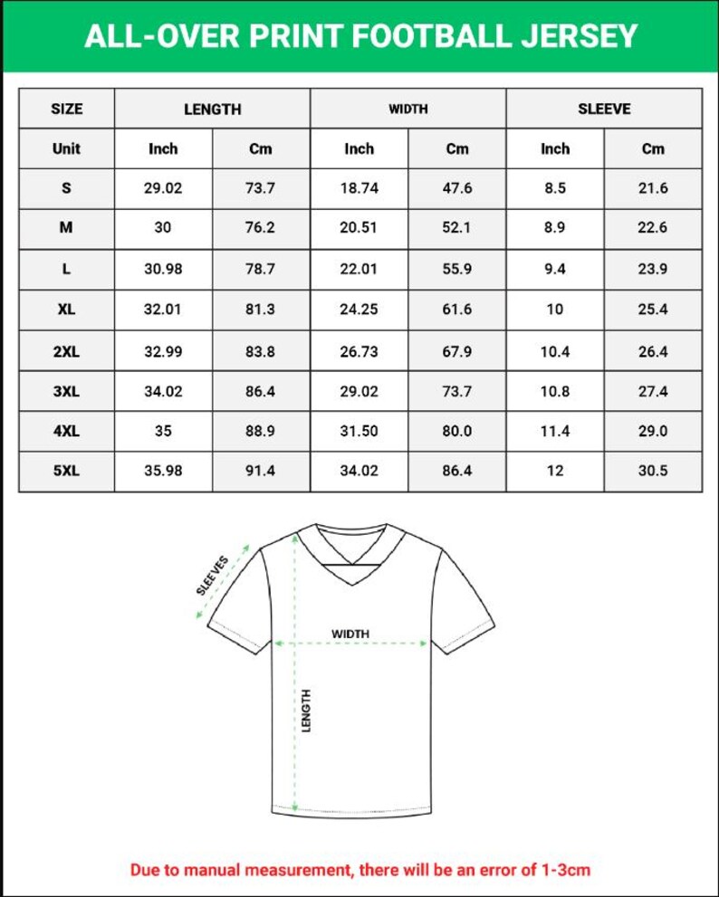Op de afbeelding: Een maattabel voor een voetbalshirt met all-over print, met een tabel met afmetingen in inches en centimeters voor de maten S tot 5XL. Een lijntekening van een shirt met V-hals illustreert de meetpunten voor lengte, breedte en mouwlengte.