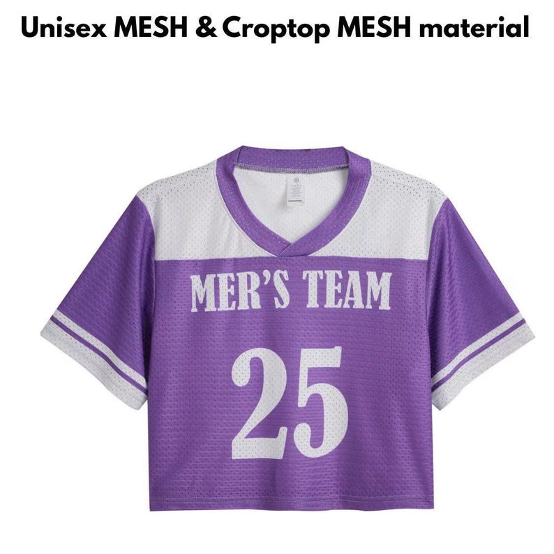Op de afbeelding: Een paars en wit mesh crop top met een V-hals en korte mouwen met dubbele witte strepen. De voorkant toont de tekst "MER'S TEAM" boven het nummer "25" in witte letters. De top is gemaakt van ademend mesh-materiaal.