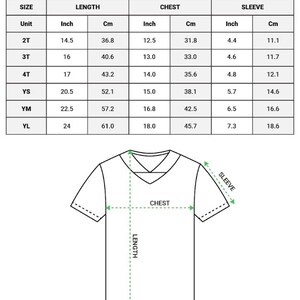 Op de afbeelding: Een maattabel voor een AOP voetbalshirt voor kinderen en jongeren, met een tabel voor lengte, borstomvang en mouwlengte in inches en centimeters voor de maten 2T tot YL, inclusief een lijntekening van een shirt met V-hals.