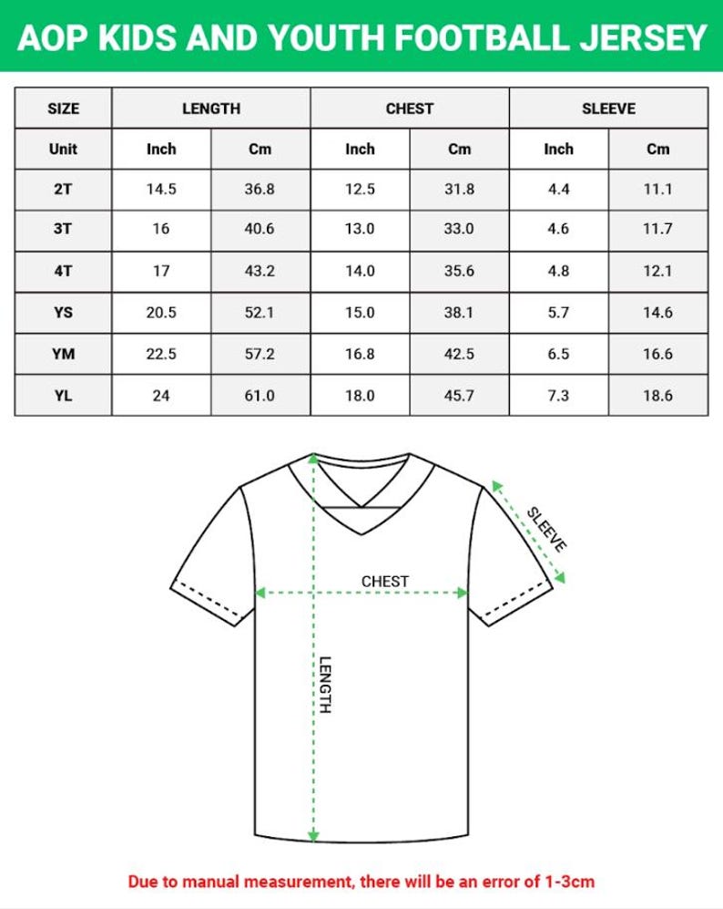 Op de afbeelding: Een maattabel voor een AOP voetbalshirt voor kinderen en jongeren, met een tabel voor lengte, borstomvang en mouwlengte in inches en centimeters voor de maten 2T tot YL, inclusief een lijntekening van een shirt met V-hals.
