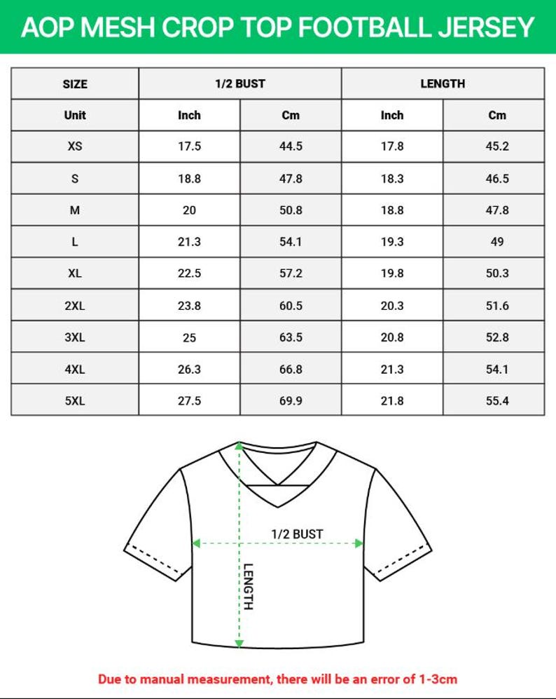 Op de afbeelding: Een maattabel voor een AOP mesh crop top voetbalshirt. De tabel toont maten van XS tot 5XL met bijbehorende 1/2 borstomvang en lengtematen in inches en cm. Een lijntekening toont hoe de borstomvang en de lengte van het shirt gemeten moeten worden.