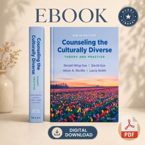 Op de afbeelding: De negende editie van het boek Counseling the Culturally Diverse: Theory and Practice door Derald Wing Sue, David Sue, Helen A. Neville en Laura Smith. De kaft toont een levendig veld met kleurrijke tulpen onder een zonsondergang.