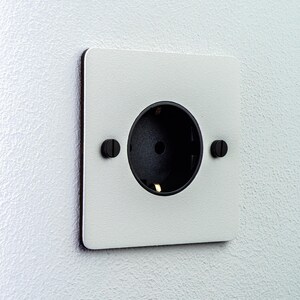 Weiße Schuko-Wandsteckdose, 1-fach – Pulverbeschichtete Metallplatte, schwarzer Einsatz – Moderne Design-Steckdose, EU-Stecker, Typ F