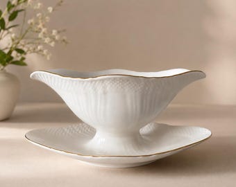 Molheira Royal Copenhagen com prato de apoio 1235, em porcelana branca, estilo vintage dinamarquês, com detalhes em dourado, 1969-1974, nº 1871