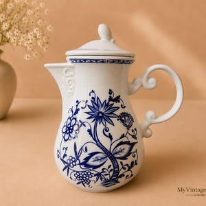 Bule de café vintage em porcelana azul com estampa de cebola, da Michael Fischer Flirt; Bule de chá alemão em cerâmica com padrão Zwiebelmuster; Bule de café floral azul e branco.