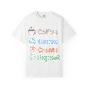 以下が含まれることがあります： 白い半袖Tシャツで、4行のテキストとアイコンが描かれています。各行には、茶色のコーヒーカップのアイコンと「Coffee」、青いCanvaのアイコンと「Canva」、オレンジ色の鉛筆のアイコンと「Create」、緑色のリサイクルアイコンと「Repeat」という文字が配置されています。