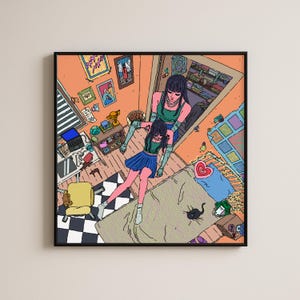 Può includere: Un'illustrazione digitale incorniciata che raffigura una scena in camera da letto con due figure. Una figura sta in piedi dietro l'altra, seduta su un letto. La stanza presenta pareti arancioni, una scrivania con portatile, una libreria e un gatto.
