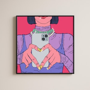 Może przedstawiać: Kwadratowy wydruk ścienny w ramie przedstawiający ilustrację pop-art postaci z ciemnymi włosami, ubranej w fioletowy top z długim rękawem i zielony naszyjnik z koralików. Postać trzyma jasny smartfon, układając palce w kształt serca.