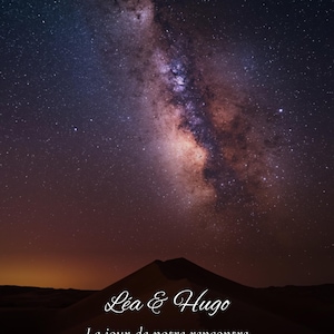 K&ouml;nnte beinhalten: Ein Foto des Nachthimmels mit der Milchstra&szlig;e &uuml;ber der dunklen Silhouette einer Sandd&uuml;ne. Der Text lautet: L&eacute;a & Hugo, Le jour de notre rencontre, 23.04.2023, Paris, France. Ein kleiner Kreis mit der Zahl 4 befindet sich in der oberen Ecke.