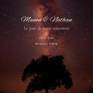 K&ouml;nnte beinhalten: Ein vertikales Poster mit einem Sternenhimmel und der Milchstra&szlig;e &uuml;ber der Silhouette eines Baumes und zwei Figuren auf einer Bank. Der Text lautet: Manon & Nathan, Le jour de notre rencontre, 05.10.2022, Bordeaux, France, sowie die Zahl 6.