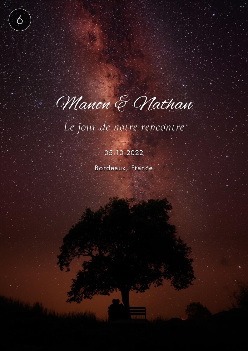 K&ouml;nnte beinhalten: Ein vertikales Poster mit einem Sternenhimmel und der Milchstra&szlig;e &uuml;ber der Silhouette eines Baumes und zwei Figuren auf einer Bank. Der Text lautet: Manon & Nathan, Le jour de notre rencontre, 05.10.2022, Bordeaux, France, sowie die Zahl 6.
