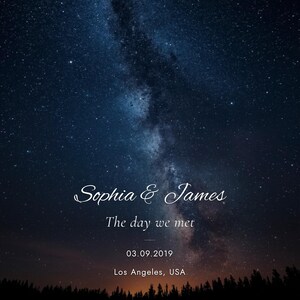 K&ouml;nnte beinhalten: Ein vertikaler Druck mit einem dunkelblauen Nachthimmel voller Sterne und der Milchstra&szlig;e. Der Text lautet: Sophia & James, The day we met, 03.09.2019, Los Angeles, USA. Am unteren Rand ist die dunkle Silhouette eines Waldes zu sehen.